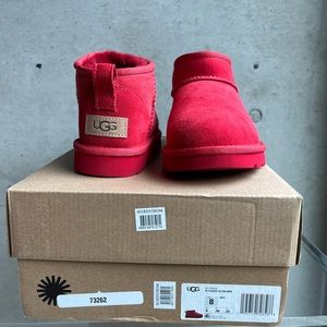Classic Ultra Mini Ugg boots in Red